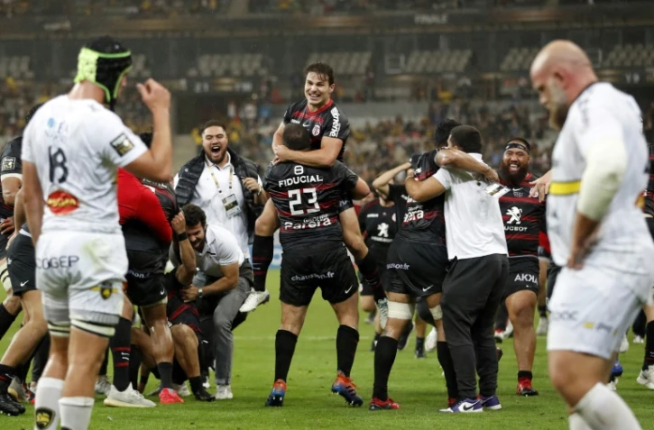 Les joueurs de Toulouse fêtent leur victoire face à La Rochelle en finale du Top 14, au Stade de France, le 25 juin 2021