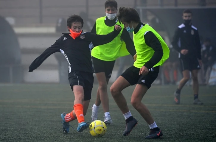 Des footballeurs portant le masque à la Football Player Academy (FPA) de Las Rozas près de Madrid le 24 octobre 2020.