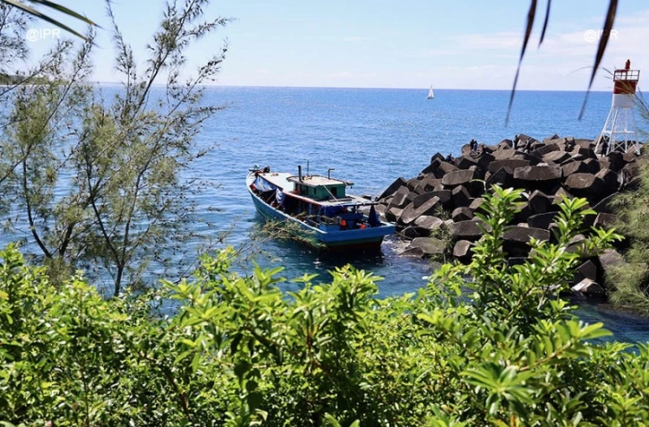 Samedi 13 avril - Sainte-Rose - Un bateau non identifié tente d'accoster dans le port