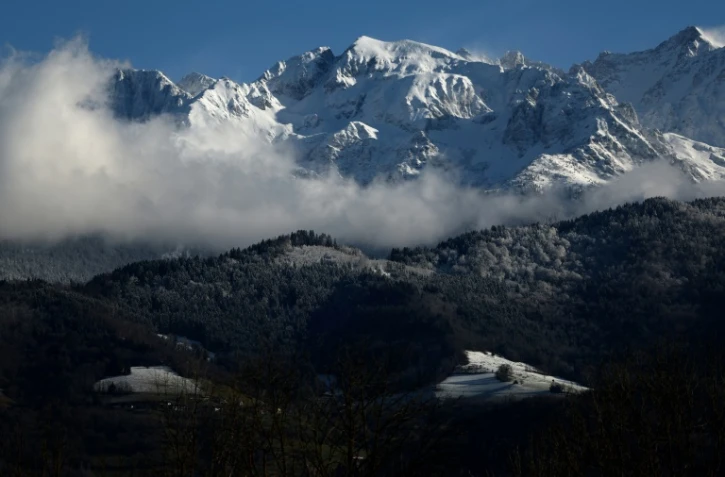 Le massif des Alpes françaises recouvert de neige à Grenoble, dans le centre-est de la France, le 20 décembre 2024