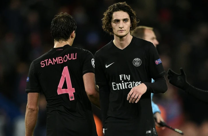 Le milieu de terrain du PSG Adrien Rabiot (d) face au Shakhtar Donetsk, le 8 décembre 2015 au Parc des Princes