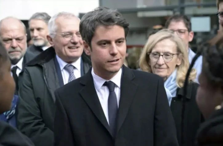 Le Premier ministre s'adresse à des jeunes à la maison des Jeunes et de la Culture à Viry Chatillon, le 18 avril 2024 entouré du maire de la ville Jean-Marie Villain (2e g) de la ministre de l'Education Nicole Belloubet (d) et du ministre de la Justice Eric Dupond-Moretti (g) ( POOL / Bertrand GUAY )