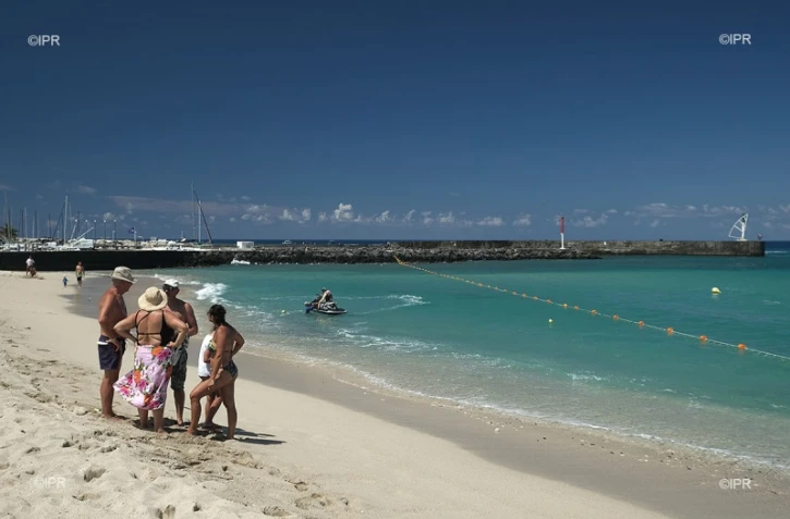 La plage ouverte à la baignade aux Roches Noires