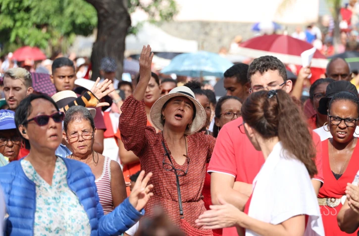 Messe de la Pentecôte : des milliers de fidèles rassemblés à l'église du Chaudron