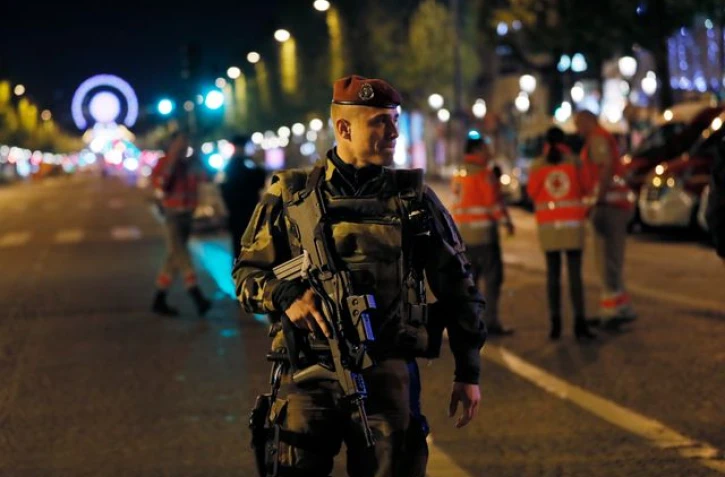 Des secouristes sur les Champs-Elysées à Paris, le 20 avril 2017