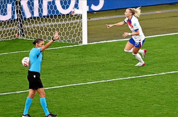 Stéphanie Frappart, l’arbitre française de la finale de l’Euro 2025 siffle la fin du match alors que Chloe Kelly vient de réussir son tir au but. (Photo Miguel Medina/AFP)