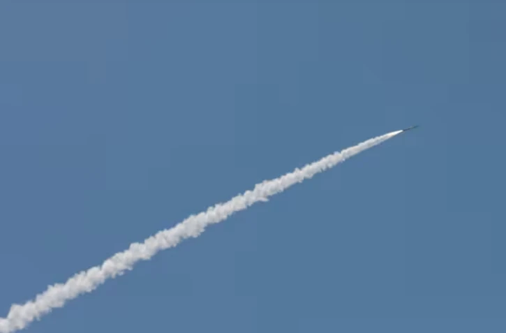 Un missile du système israélien "Dôme de fer" traverse le ciel pour intercepter des projectiles entrants, vu depuis une position dans la région de la Haute-Galilée, dans le nord d'Israël, le 8 juin 2026 ( AFP / Jalaa MAREY )