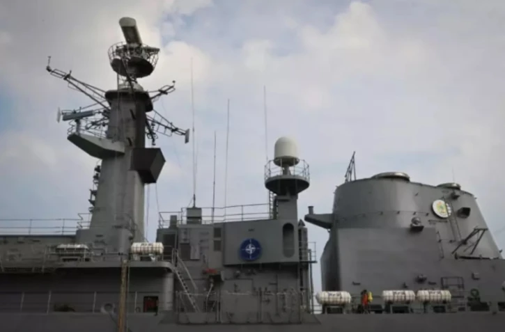 Le logo de l'OTAN sur la frégate "Regina Maria", amarrée au port militaire de Constanta, en Roumanie, le 4 mars 2022 ( AFP / Daniel MIHAILESCU )