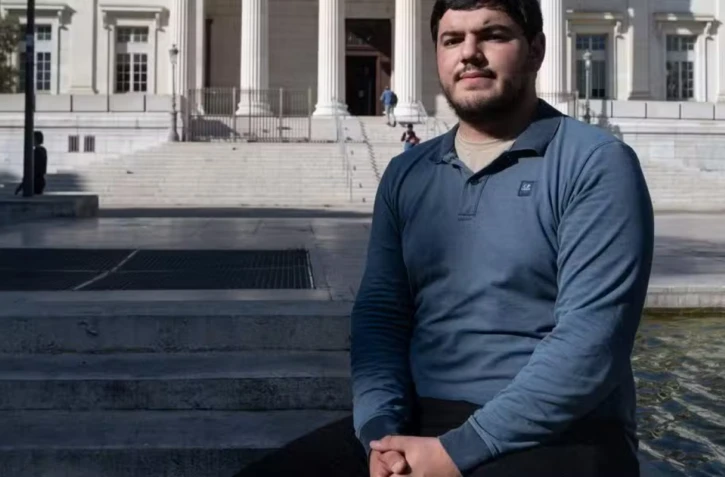 Amine Kessaci a fondé Conscience, pour venir en aide aux familles de victimes de narchomicides. © Crédit photo : MIGUEL MEDINA / AFP 
