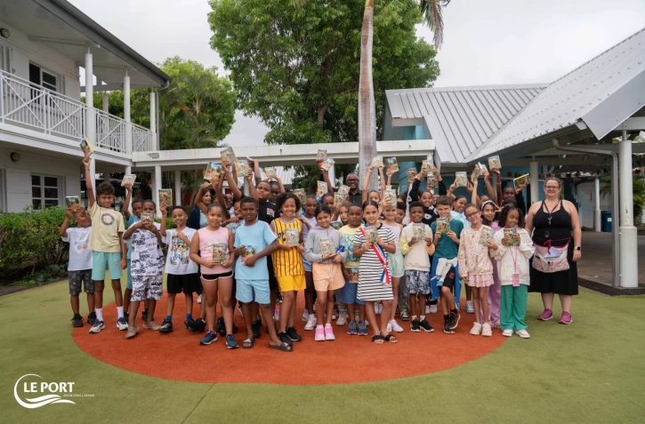 Le Port : distribution d’agendas scolaires aux élèves de CM1 et CM2