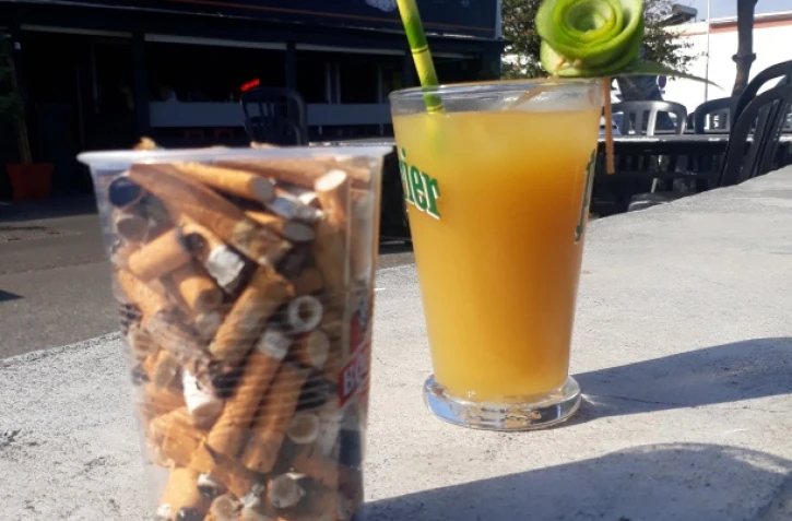 Saint Pierre : Echange cosommation contre verre rempli de mégots