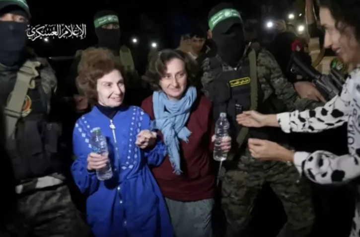 Une image extraite d'une vidéo du Hamas montre la remise de deux otages israélo-russes à la Croix Rouge internationale, le 29 novembre 2023 dans la bande de Gaza ( HAMAS MEDIA OFFICE / - )