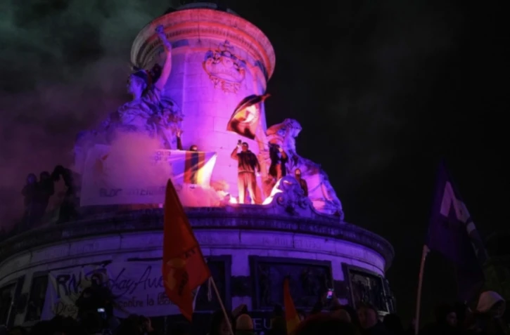Manifestation le 7 janvier 2025 place de la République à Paris pour célébrer le décès de Jean-Marie Le Pen ( AFP / Dimitar DILKOFF )