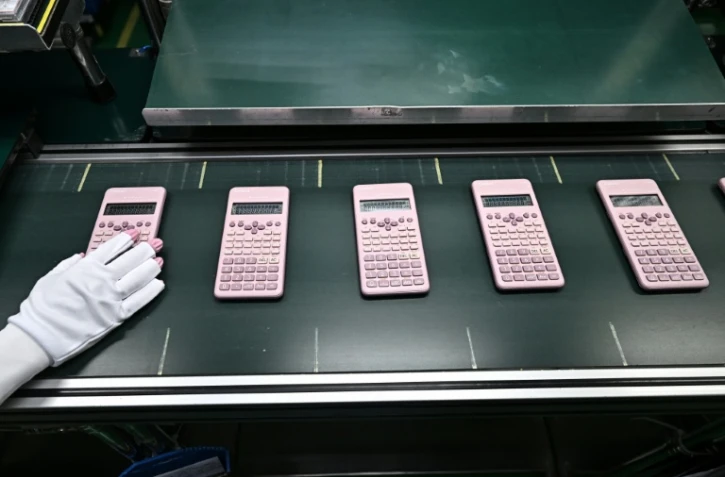 Des calculatrices assemblées dans une usine Casio à Nakhon Ratchasima, dans le nord-est de la Thaïlande, le 12 novembre 2025