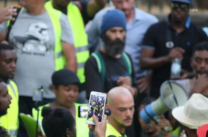 Saint-Denis : des gilets jaunes devant la Préfecture