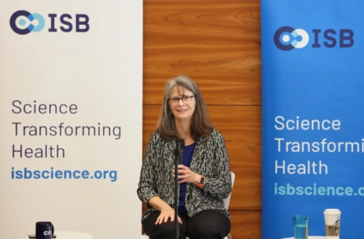 La chercheuse américaine Mary E. Brunkow, co-lauréate du prix Nobel de médecine avec les chercheurs américain Fred Ramsdell et japonais Shimon Sakaguchi, lors d'une conférence de presse sur ses travaux sur la tolérance immunitaire périphérique, à l'Institute for Systems Biology (ISB), le 7 octobre 2025 à Seattle, dans l'Etat de Washington ( AFP / Genna MARTIN )