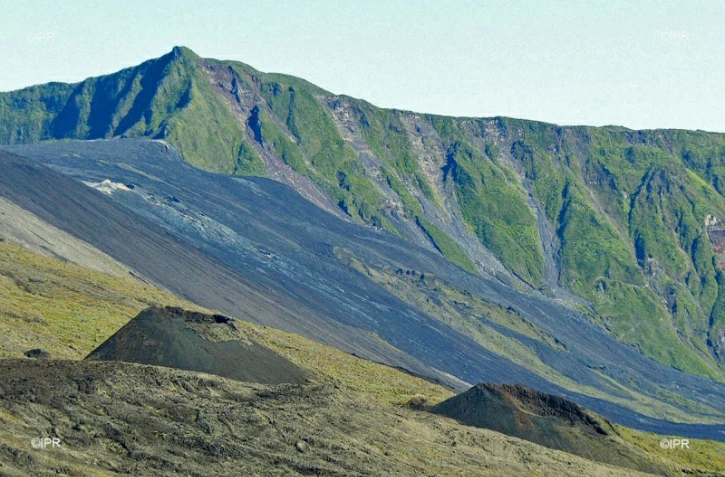 Le volcan se réalimente en magma