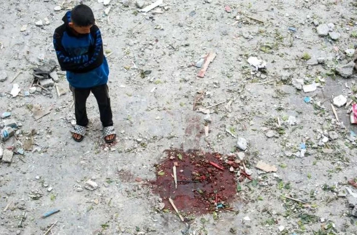 Un Palestinien regarde une mare de sang dans une école de l'agence de l'ONU pour les réfugiés palestiniens (Unrwa) touchée par un bombardement israélien à Nousseirat, dans le centre de la bande de Gaza, le 6 juin 2024