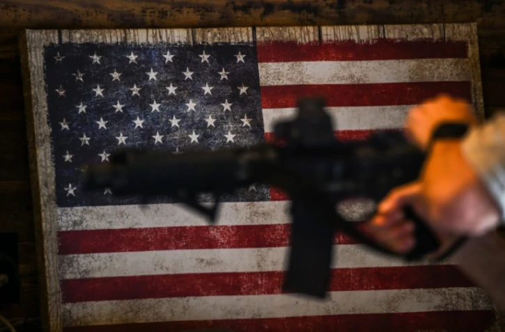 Un instructeur montre le maniement d'un fusil semi-automatique AR-15 à Jackson, au Mississippi, le 26 septembre 2020