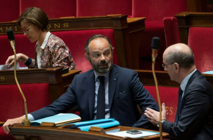 Le Premier ministre Edouard Philippe (c) à l'Assemblée nationale aux côtés du ministre de l'Education Jean-Michel Blanquer (d) lors d'une séance de questions le 21 avril 2020 à Paris
