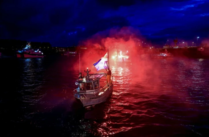 Des bateaux de pêche français bloquent le port de Saint-Malon, en Ille-et-Vilaine, le 26 novembre 2021, pour peser dans le conflit des droits de pêche qui les opposent aux pêcheurs britanniques