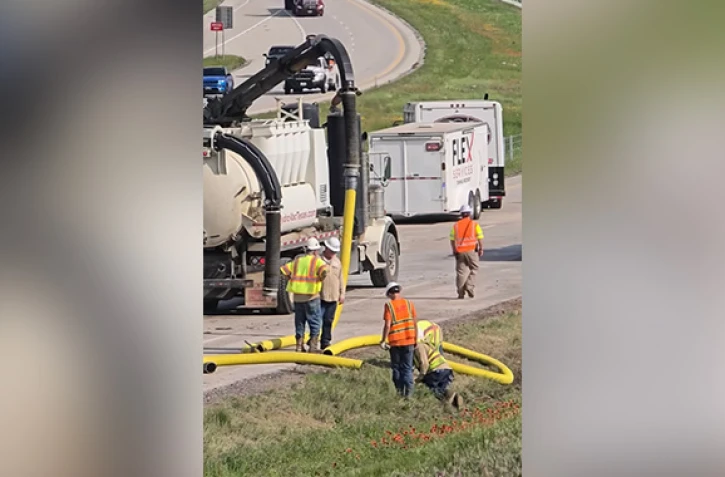 États-Unis : un camion rempli de millions de pièces de 10 centimes  se renverse sur une autoroute