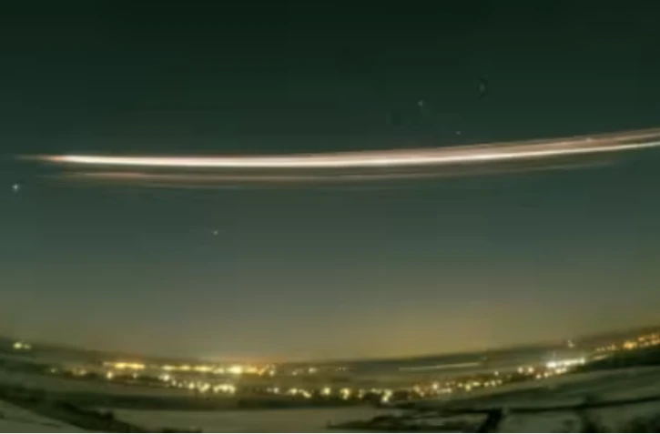 Photo diffusée par l'Institut Leibniz de physique atmosphérique, le 19 février 2026, montrant une image à exposition de 30 secondes de l'étage supérieur d'une fusée Falcon 9 rentrant dans l'atmosphère au-dessus de Berlin, le 19 février 2025 en Allemagne ( Institut Leibniz de physique atmosphérique / Gerd Baumgarten )