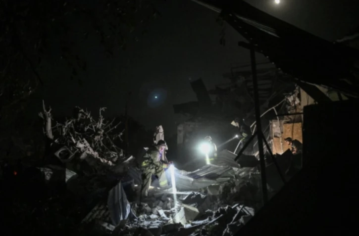 Les secours à l'oeuvre dans les décombres d'un hôtel de Kramatorsk (Ukraine) le 25 août 2024 ( AFP / Genya SAVILOV )