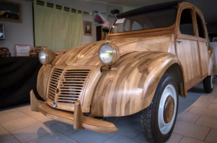 Un 2CV Citroën en bois, le 21 mars 2017 à Loches (Indre-et-Loire) ( AFP / GUILLAUME SOUVANT )