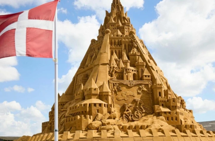 Situé dans la station balnéaire de Blokhus, à la pointe nord du Jutland, le château a été construit selon la forme d?une pyramide pour ne pas s?effondrer.