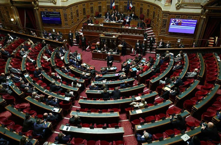Des députés assistent à une séance dans l'hémicycle de l'Assemblée nationale, le 31 octobre 2024 à Paris