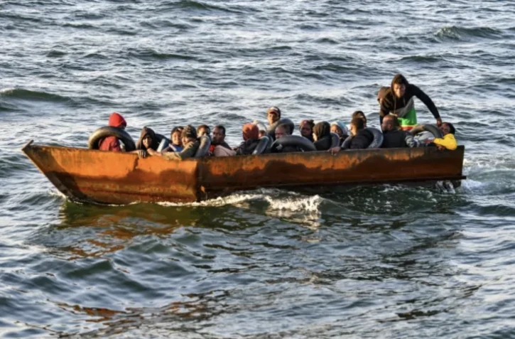 Des migrants d'Afrique sudsaharienne à bord d'une embarcation au large de Sfax, le 4 octobre 2022 en Tunisie ( AFP / FETHI BELAID )