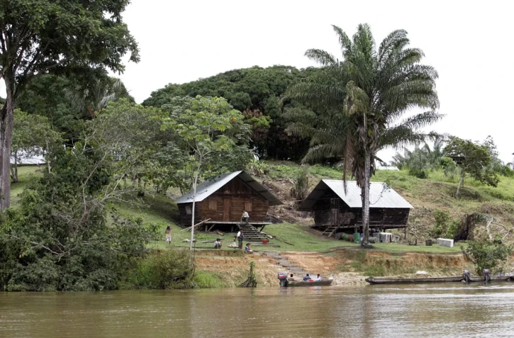 Dans le village d'Elahe, au coeur du parc national amazonien de Guyane, d'Amérindiens vivant au bord du fleuve Maroni, le 13 mars 2007. JODY AMIET/AFP