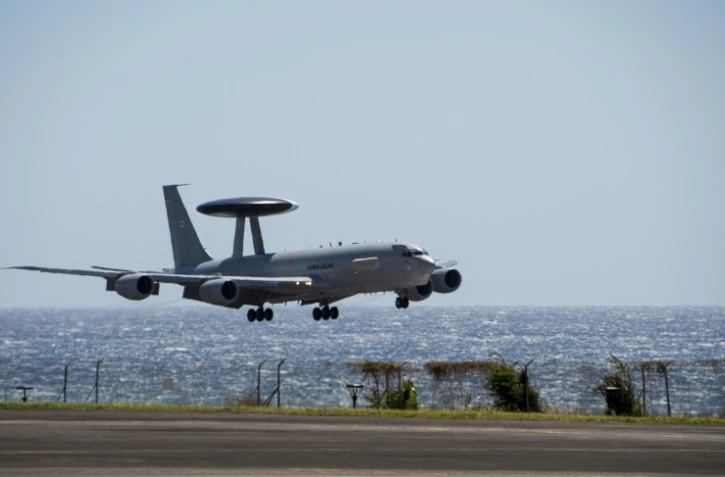  Un avion E-3F a atterri Saint-Denis pour la première fois depuis 2008 