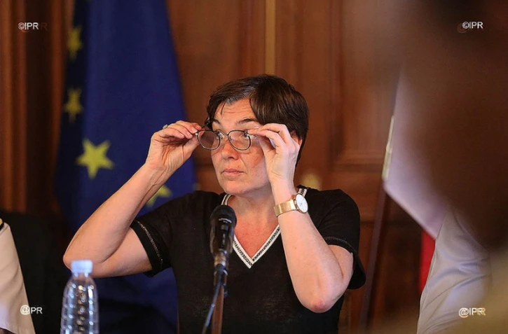 Annick Girardin devant les gilets jaunes en Préfecture