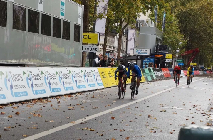 Paris-Tours : la cycliste Réunionnaise Léa Grondin remporte l'argent