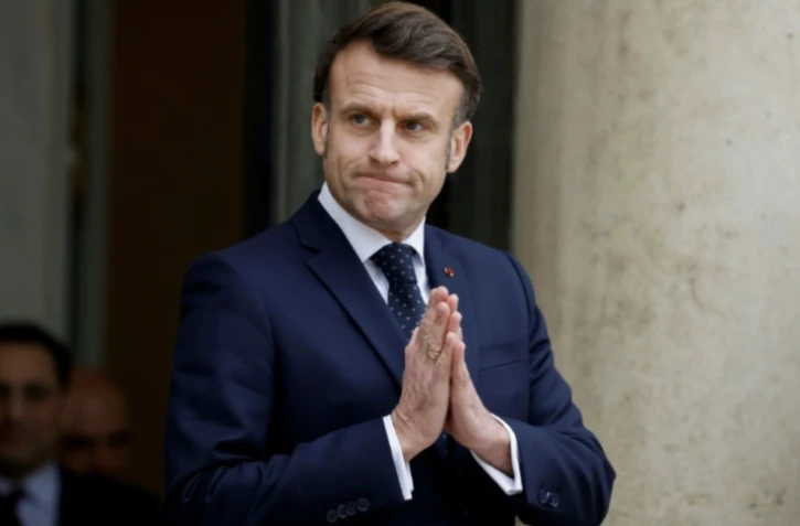Le président Emmanuel Macron le 20 février 2025 sur le perron de l'Elysée à Paris ( AFP / Ludovic MARIN )