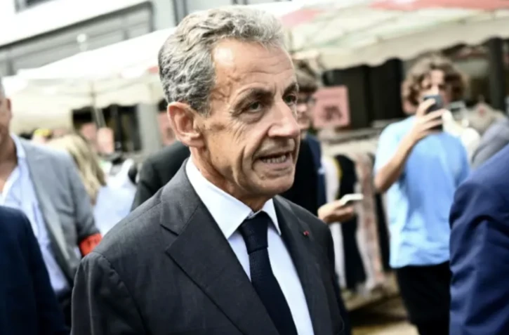 L'ancien président Nicolas Sarkozy, le 25 août 2023 à Arcachon, en Gironde, à la sortie d'une séance de dédidac ( AFP / Christophe ARCHAMBAULT )