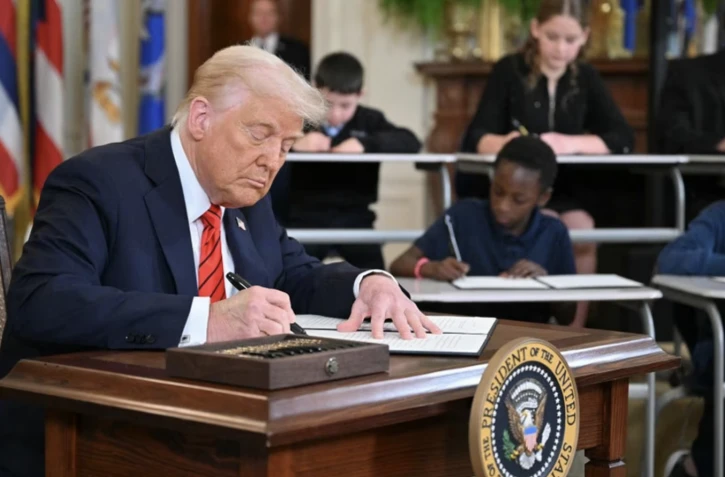 Le président américain Donald Trump signe un décret à la Maison-Blanche à Washington, DC, le 20 mars 2025. (MANDEL NGAN / AFP)