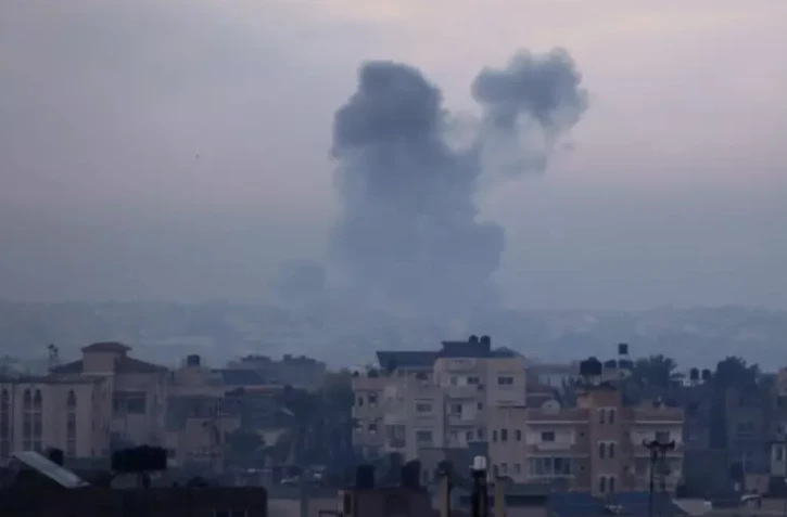 De la fumée dans le ciel de la bande de Gaza, au-dessus de la ville de Khan Younès après une frappe israélienne le 15 novembre 2023 ( AFP / SAID KHATIB )