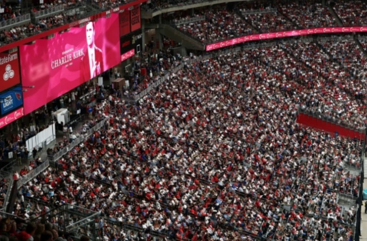 La foule dans le stade de Glendale en Arizona pour l'hommage à Charlie Kirk, dimanche 21 septembre ( AFP / CHARLY TRIBALLEAU )