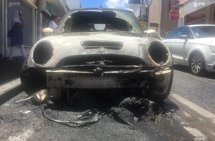 Voiture incendiée, brûlée, centre-ville, Saint-Denis, carcasse