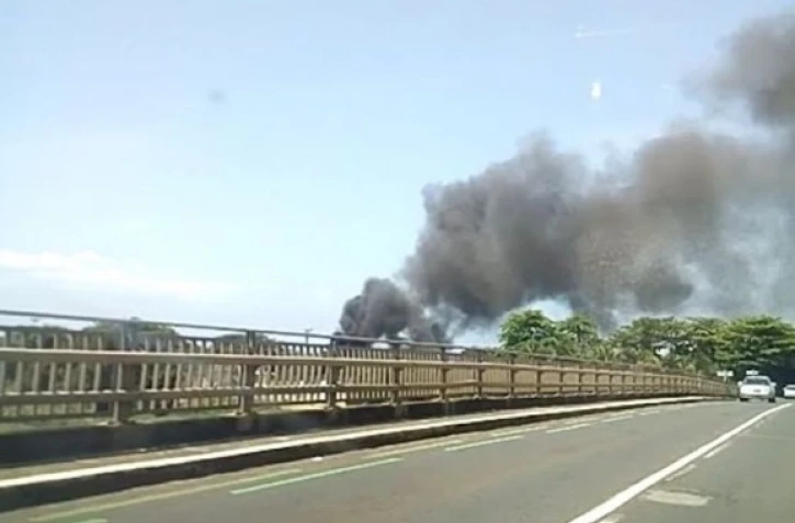 Peu avant 13 heures, les pompiers maîtrisaient un incendie dans le bus d\'un groupe de personnes de troisième âge dans le quartier de Beauvallon à Saint-Benoît. (Photo Radar 974 - Liily Pretty)
