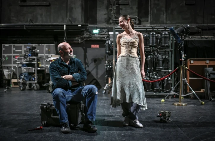 Le cinéaste français Cedric Klapisch (G) et la ballerine de l'Opéra de Paris Marion Barbeau (D) pendant le tournage de son film"En Corps" au Théâtre du Chatelet à Paris le 29 mars 2021