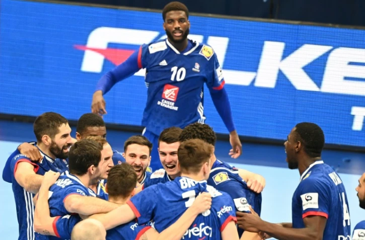 La joie des Français, après leur victoire, 30-29 face au Danemark, synonyme de qualification pour les demi-finales de l'Euro, le 26 janvier 2022 à Budapest