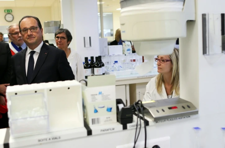 Visite du président François Hollande dans un laboratoire de fabrication de médicaments antidouleurs, le 17 mai 2016 au Grand-Quevilly près de Rouen