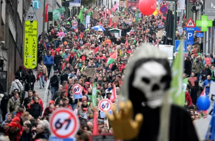 Des manifestants s'opposant à la politique budgétaire du gouvernement De Wever, à Bruxelles, le 14 octobre 2025 ( AFP / Nicolas TUCAT )