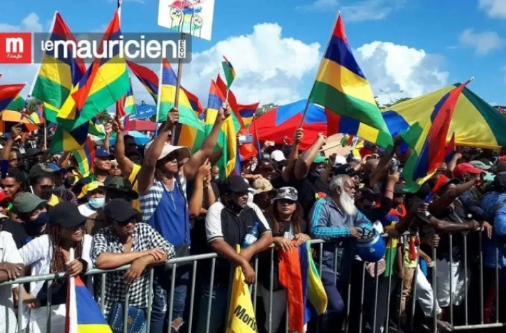 Maurice : des milliers de personnes dans la rue contre la gestion de la marée noire