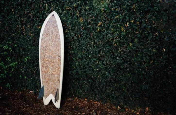 L\'américain Taylor Lane fabriquait une planche de surf à base de 10 000 cigarettes. (Photo DR)