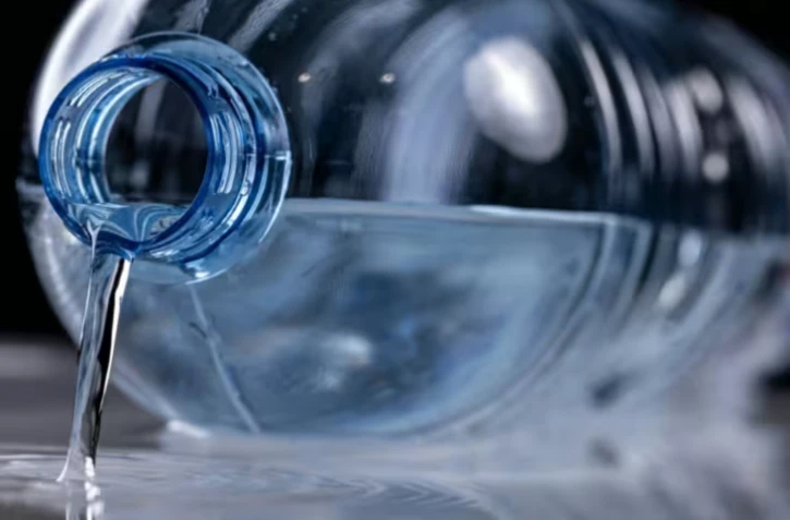 Sous la pression des élus, le gouvernement renonce à imposer la consigne des bouteilles plastiques ( AFP / JOEL SAGET )